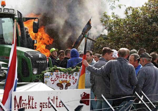 Farmers and dairy farmers from all over Europe take part in a demonstration outside an European Union farm ministers emergency meeting at the EU Council headquarters in Brussels, Belgium September 7, 2015. Farmers and dairy farmers from all over Europe take part in a demonstration outside an European Union farm ministers emergency meeting at the EU Council headquarters in Brussels, Belgium September 7, 2015. - Sputnik International