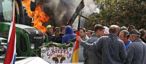 Farmers and dairy farmers from all over Europe take part in a demonstration outside an European Union farm ministers emergency meeting at the EU Council headquarters in Brussels, Belgium September 7, 2015. Farmers and dairy farmers from all over Europe take part in a demonstration outside an European Union farm ministers emergency meeting at the EU Council headquarters in Brussels, Belgium September 7, 2015. - Sputnik International