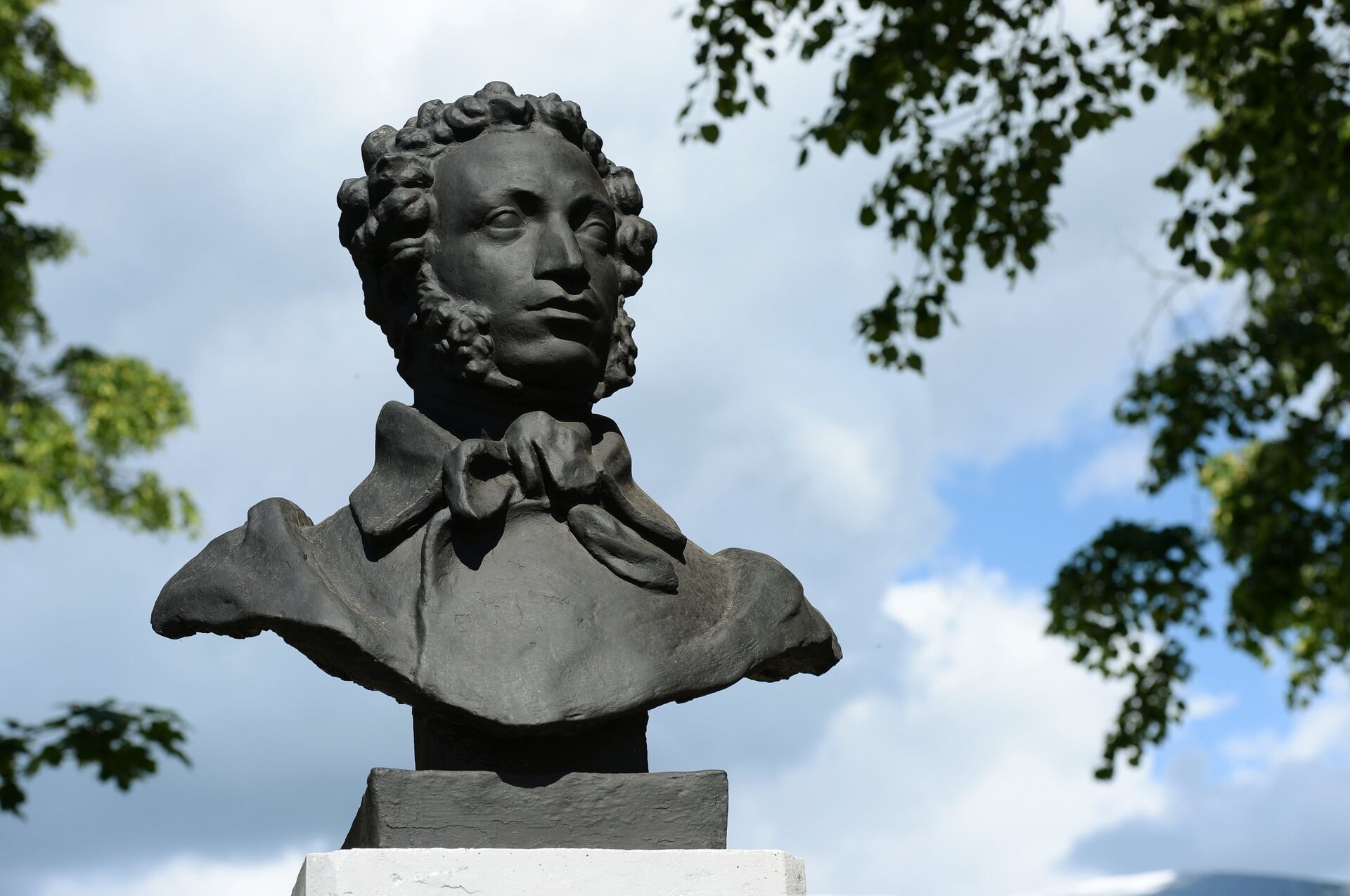 A monument to writer and poet Alexander Pushkin in the Mikhailovskoye Pushkin State Memorial Museum-reserve of History, Literature and Natural Landscape. - Sputnik International, 1920, 02.08.2022