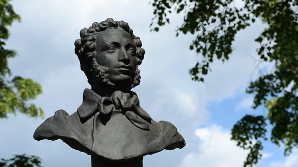 A monument to writer and poet Alexander Pushkin in the Mikhailovskoye Pushkin State Memorial Museum-reserve of History, Literature and Natural Landscape. - Sputnik International