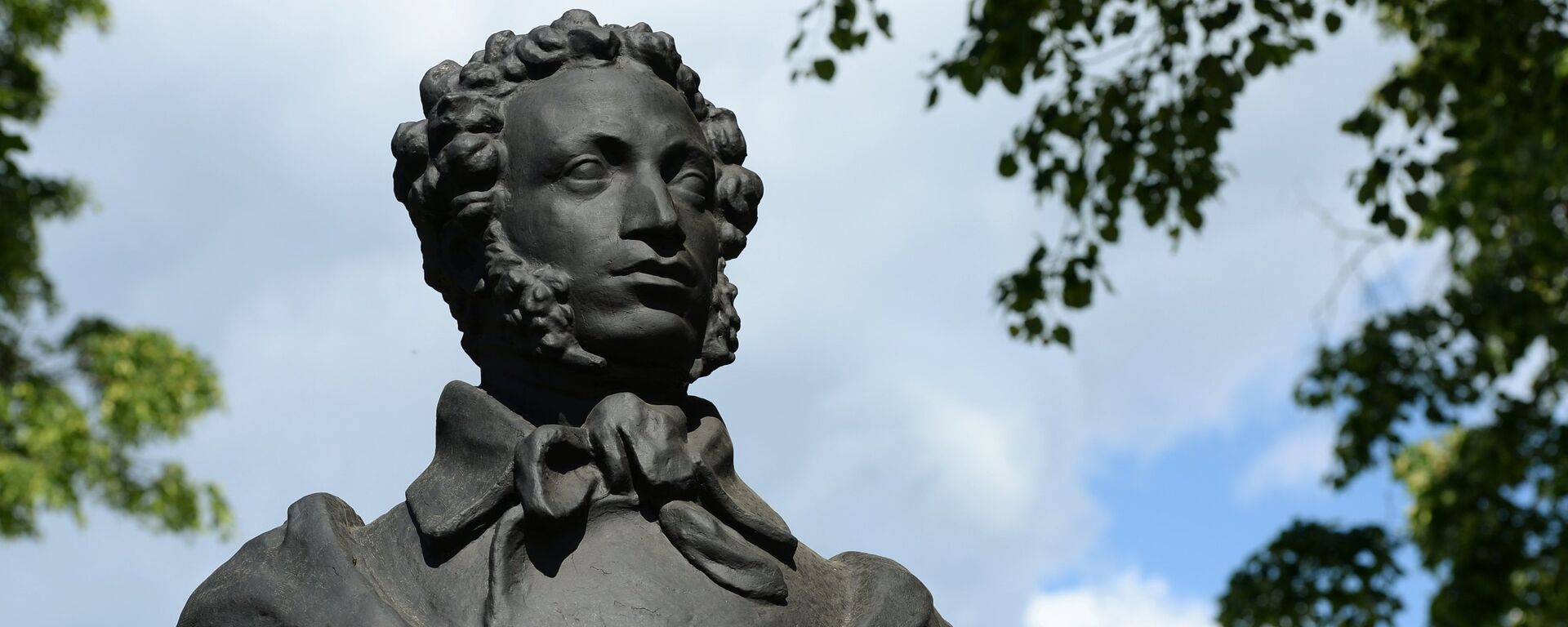 A monument to writer and poet Alexander Pushkin in the Mikhailovskoye Pushkin State Memorial Museum-reserve of History, Literature and Natural Landscape. - Sputnik International, 1920, 18.02.2023