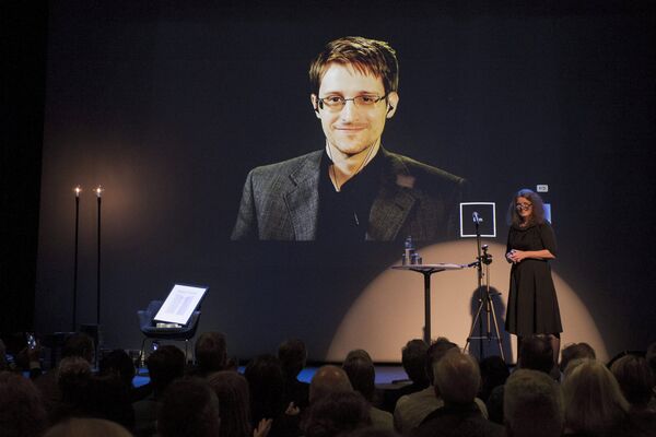 A chair is pictured on stage as former US National Security Agency contractor Edward Snowden. - Sputnik International
