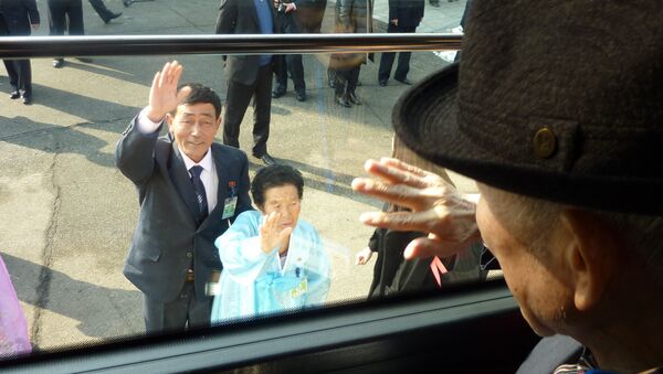 South Korean man waves to his North Korean relatives from the window of a bus following a family reunion at the resort area of Mount Kumgang, North Korea - Sputnik International