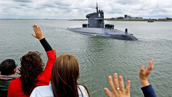 People wave at the Dutch submarine 'Hr. Ms. Dolfijn' in the harbor of Den Helder - Sputnik International