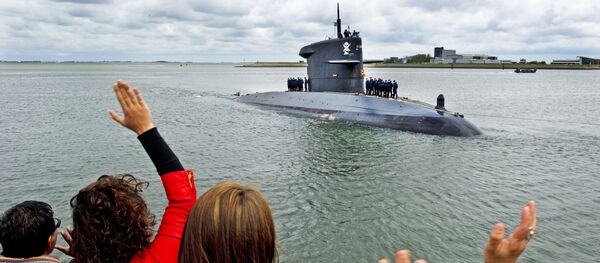 People wave at the Dutch submarine 'Hr. Ms. Dolfijn' in the harbor of Den Helder - Sputnik International