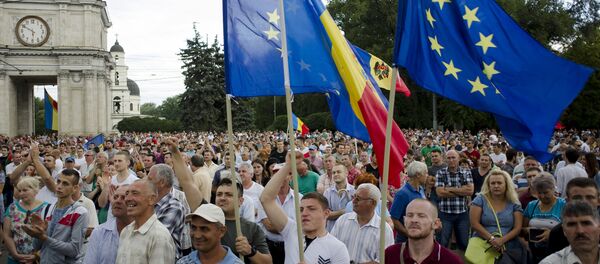Tens of thousands of Moldavans rally in the capital Chisinau on September 6, 2015 to demand the resignation of President Nicolae Timofti and the election of a new head of state, according to organisers. - Sputnik International