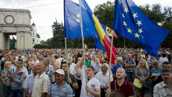 Tens of thousands of Moldavans rally in the capital Chisinau on September 6, 2015 to demand the resignation of President Nicolae Timofti and the election of a new head of state, according to organisers. - Sputnik International