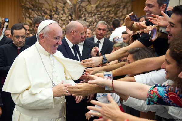 Pope Francis greets faithful during an audience to Parish groups promoting evangelization, in the Paul VI hall at the Vatican, Saturday, Sept. 5, 2015. Pope Francis greets faithful during an audience to Parish groups promoting evangelization, in the Paul VI hall at the Vatican, Saturday, Sept. 5, 2015. - Sputnik International
