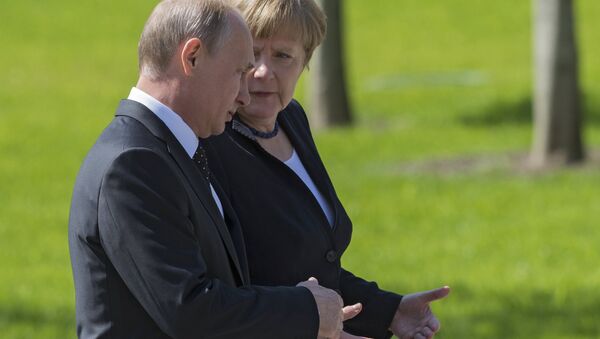 Vladimir Putin and German Chancellor Angela Merkel lay flowers at Tomb of the Unknown Soldier - Sputnik International