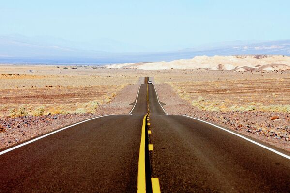 Death Valley National Park road stretching for miles - Sputnik International
