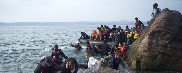 Refugees and migrants arrive on a beach on the Greek island of Lesbos, September 9, 2015. Refugees and migrants arrive on a beach on the Greek island of Lesbos, September 9, 2015. - Sputnik International