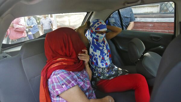 Two veiled Nepali women, who told police they were raped by a Saudi official, sit in a vehicle outside Nepal's embassy in New Delhi, India, September 9, 2015. - Sputnik International