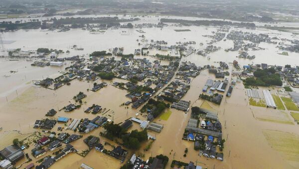 An aerial view shows residential areas flooded by the Kinugawa river (top), caused by typhoon Etau in Joso, Ibaraki prefecture, Japan, in this photo taken by Kyodo September 10, 2015 - Sputnik International