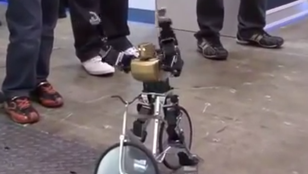 PRIMER-V2 robot rides a bike just like a man - Sputnik International