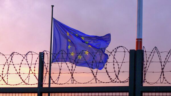 European Union flag behind a wired fence - Sputnik International