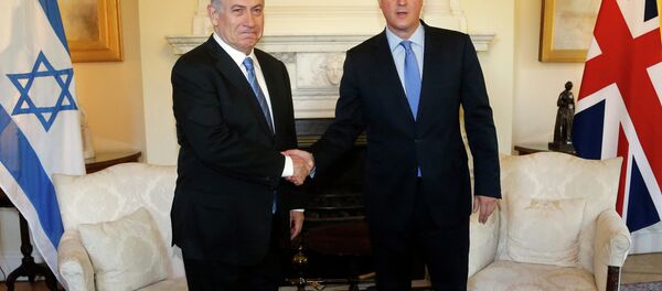 British Prime Minister David Cameron, right, and his Israeli Benjamin Netanyahu pose as they shake hands during their bilateral talks at Downing Street in London, Thursday, Sept. 10, 2015. - Sputnik International
