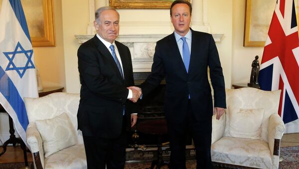 British Prime Minister David Cameron, right, and his Israeli Benjamin Netanyahu pose as they shake hands during their bilateral talks at Downing Street in London, Thursday, Sept. 10, 2015. - Sputnik International