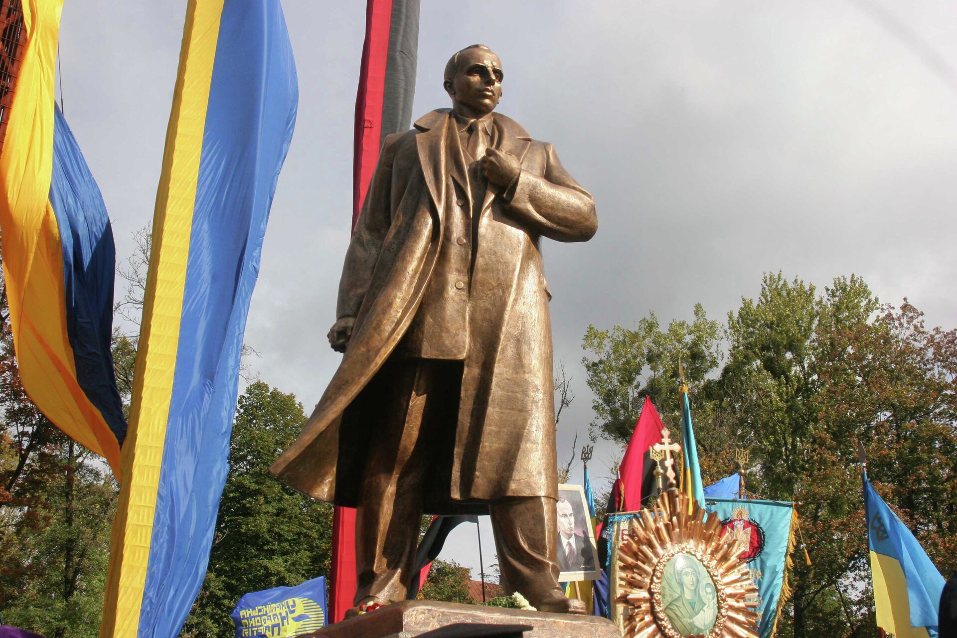 Unveiling a monument to Stepan Bandera, the leader of the Organization of Ukrainian Nationalists, in Lviv.  - Sputnik International, 1920, 03.03.2022