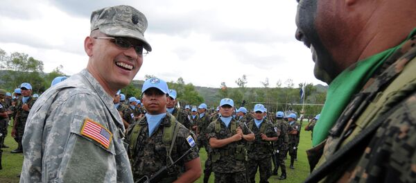 An unidentified US military (L) says goodbye to a Honduran soldier. An unidentified US military (L) says goodbye to a Honduran soldier. - Sputnik International
