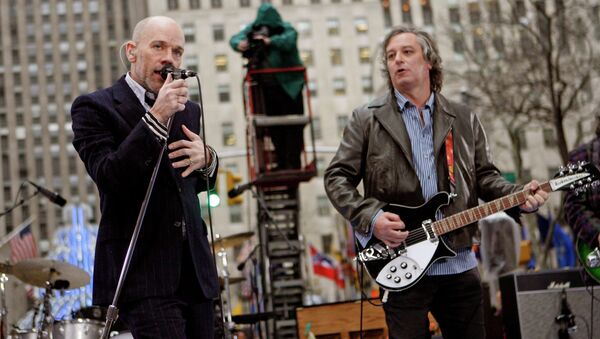 Michael Stipe, left, Peter Buck, right, and R.E.M. perform on NBC's Today in New York's Rockefeller Plaza - Sputnik International