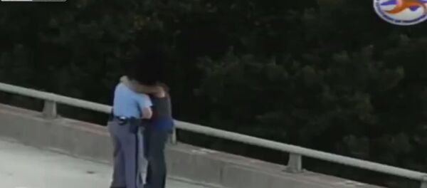 North Carolina police officer talks man off Bridge. - Sputnik International