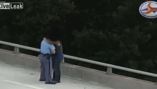 North Carolina police officer talks man off Bridge. - Sputnik International