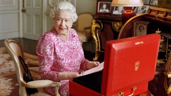 Королева Великобритании Елизавета II в своих приемных покоях в Букингемском дворце в Лондоне - Sputnik International