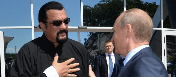 Russian President Vladimir Putin (R) speaks with US action movie actor Steven Seagal (L) at the Russia's first ever Eastern Economic Forum (EEF) in Vladivostok on September 4, 2015 - Sputnik International