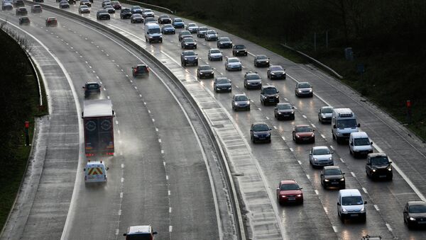 Traffic moves slowly along the M23 near Redhill, England - Sputnik International