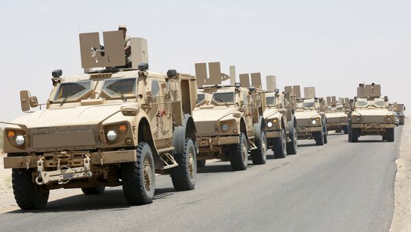 Military vehicles carrying Gulf Arab soldiers arrive at Yemen's northern province of Marib September 8, 2015 - Sputnik International
