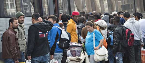 Migrants, mainly from Syria, prepare to board a train headed for Sweden, at Padborg station in southern Denmark September 10, 2015 - Sputnik International