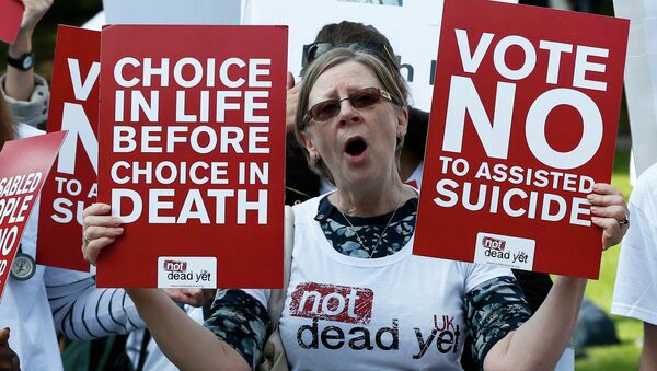 Pro assisted dying campaigners protest outside the Houses of Parliament in central London, Britain September 11, 2015 - Sputnik International