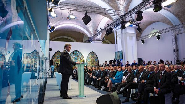 Ukraine's President Petro Poroshenko, left, speaks at the 12th Yalta European Strategy Annual Meeting in Kiev, Friday, September 11. - Sputnik International