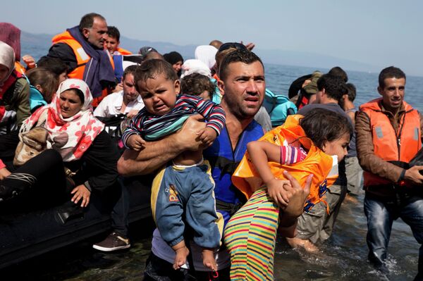 Syrian refugees arrive aboard a dinghy after crossing from Turkey to the island of Lesbos, Greece, Thursday, Sept. 10, 2015. The US is making plans to accept 10,000 Syrian refugees in the coming budget year Syrian refugees arrive aboard a dinghy after crossing from Turkey to the island of Lesbos, Greece, Thursday, Sept. 10, 2015. The US is making plans to accept 10,000 Syrian refugees in the coming budget year - Sputnik International