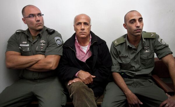 Israeli nuclear whistleblower Mordechai Vanunu, center, sits between two prison guards as he waits in a courtroom before a hearing in Jerusalem in 2009. Israeli nuclear whistleblower Mordechai Vanunu, center, sits between two prison guards as he waits in a courtroom before a hearing in Jerusalem in 2009. - Sputnik International