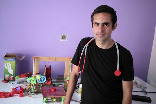 In this Monday, Sept. 7, 2015 photo, Dr. Tarek Loubani, a Palestinian-Canadian doctor, poses for a picture with 3D printed stethoscope around his neck, in Gaza City. - Sputnik International