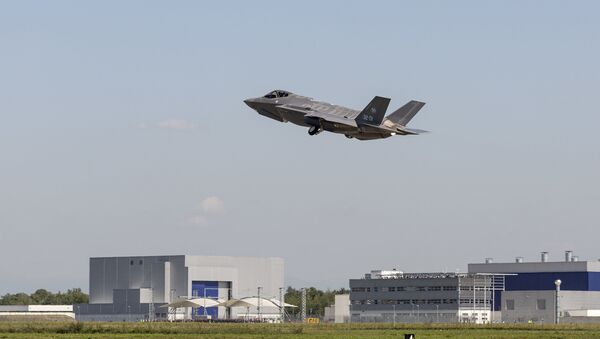 The first F-35A for the Italian Air Force, and the first F-35 built at the Cameri FACO, takes to the skies over Italy - Sputnik International