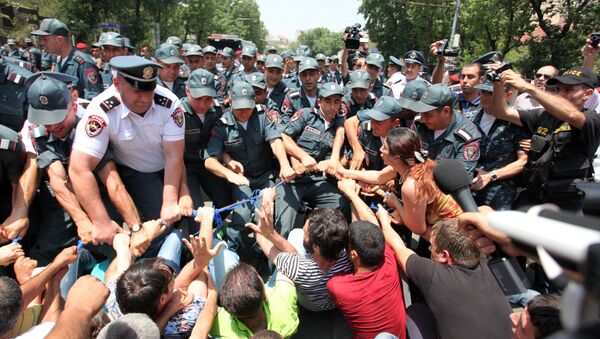 Police officers try to disperse demonstrators protesting against electricity price hikes in central Yerevan on July 6, 2015 - Sputnik International