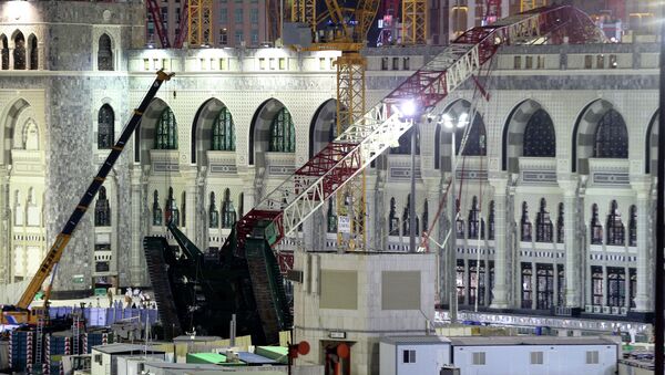 A towering construction crane, center, is seen collapsed over the Grand Mosque, in Mecca, Saudi Arabia, early Saturday morning, Sept. 12, 2015 - Sputnik International
