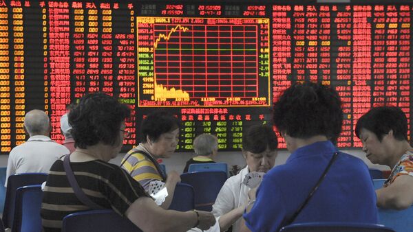 Investors play cards in front of an electronic board showing stock information at a brokerage house in Shanghai, China, September 9, 2015 - Sputnik International