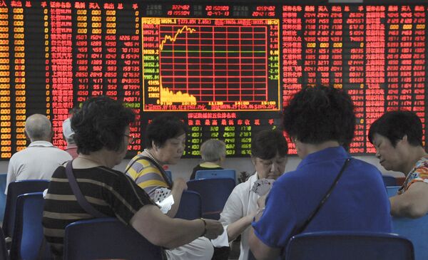 Investors play cards in front of an electronic board showing stock information at a brokerage house in Shanghai, China, September 9, 2015 - Sputnik International