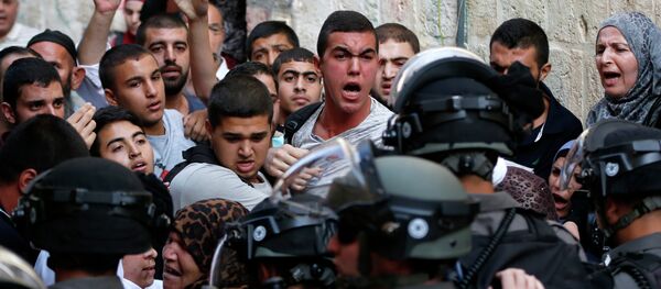 Palestinians shout in front of Israeli security forces who block a road leading to the Al-Aqsa mosque compound in Jerusalem's Old City on September 13, 2015 Palestinians shout in front of Israeli security forces who block a road leading to the Al-Aqsa mosque compound in Jerusalem's Old City on September 13, 2015 - Sputnik International