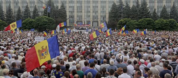 Protesters carry Moldova's national flags during an anti-government rally, organised by the civic platform Dignity and Truth (DA), in central Chisinau, Moldova, September 6, 2015 Protesters carry Moldova's national flags during an anti-government rally, organised by the civic platform Dignity and Truth (DA), in central Chisinau, Moldova, September 6, 2015 - Sputnik International
