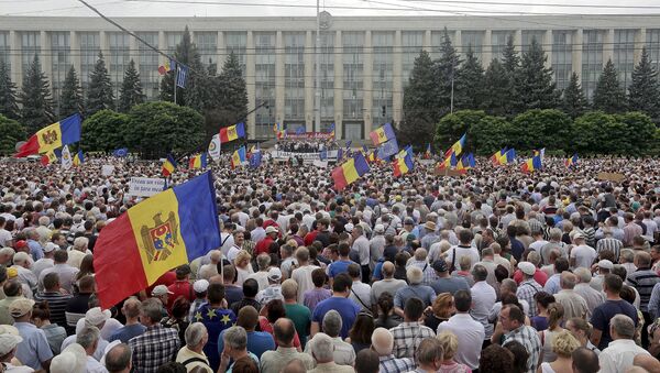 Protesters carry Moldova's national flags during an anti-government rally, organised by the civic platform Dignity and Truth (DA), in central Chisinau, Moldova, September 6, 2015 - Sputnik International