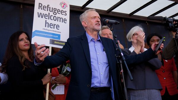Newly elected leader of Britain's opposition Labour party, Jeremy Corbyn (C), addresses a rally pro-refugee rally in central London on September 12, 2015 - Sputnik International