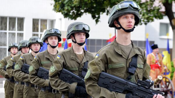 Servicemen of the Ukrainian National Guard stand at attention during a ceremony of oath at the Academy of the National Guard in Kharkiv, on May 16, 2015 - Sputnik International