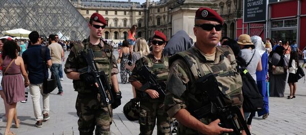 French troops patrol outside the Louvre Museum in Paris on August 5, 2015 French troops patrol outside the Louvre Museum in Paris on August 5, 2015 - Sputnik International