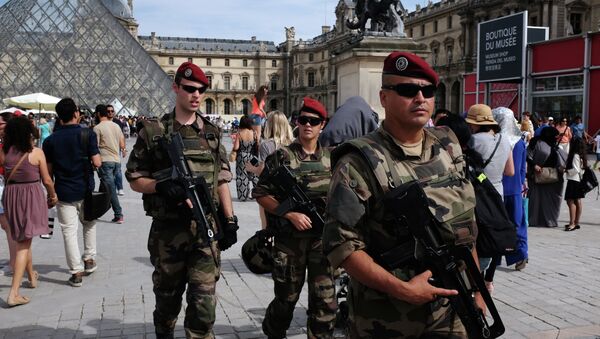 French troops patrol outside the Louvre Museum in Paris on August 5, 2015 - Sputnik International