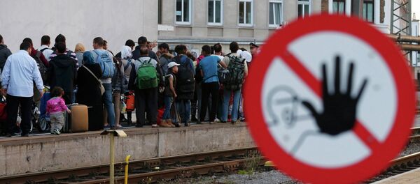 Migrants queue on the platform, waiting for a train at Vienna west railway station, Austria September 13, 2015 - Sputnik International