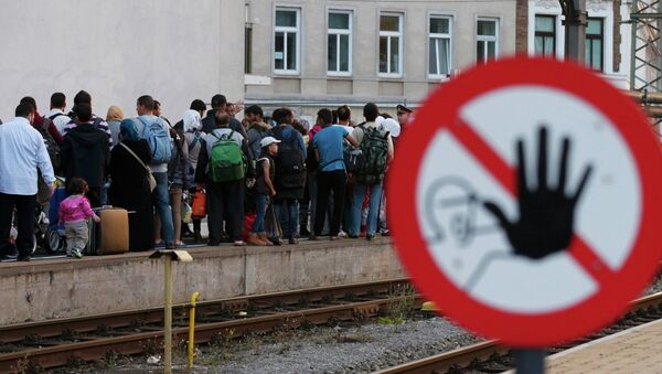 Migrants queue on the platform, waiting for a train at Vienna west railway station, Austria September 13, 2015 - Sputnik International